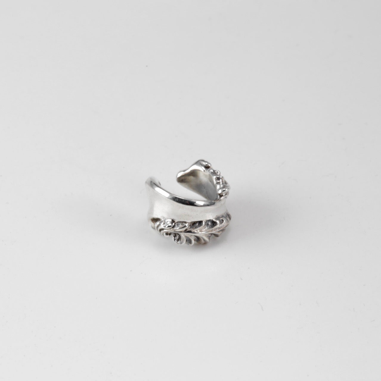 Ribbon & Arabesque Ear cuff