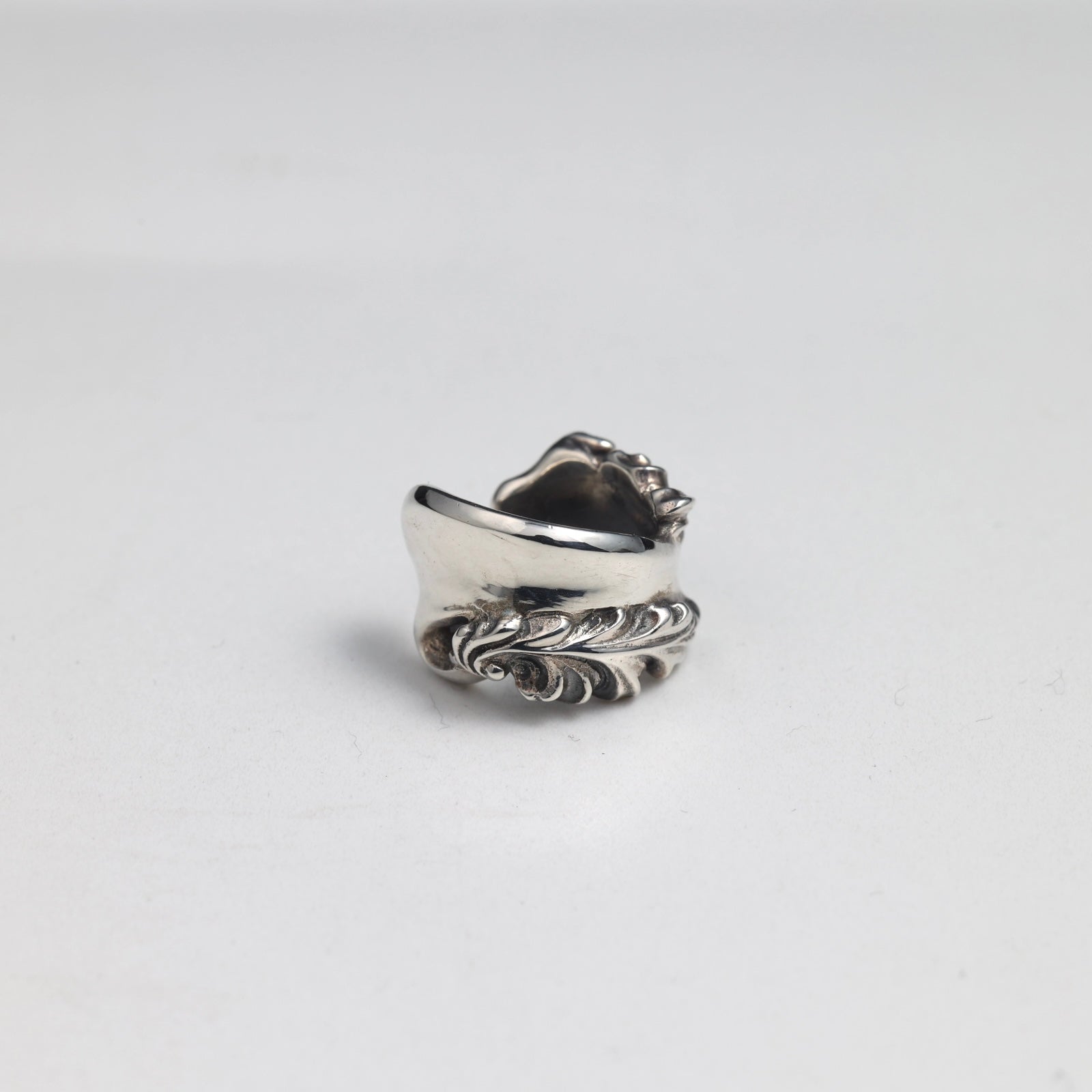 RIBBON & ARABESQUE EAR CUFF