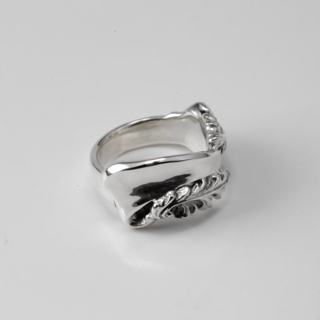 RIBBON & ARABESQUE RING