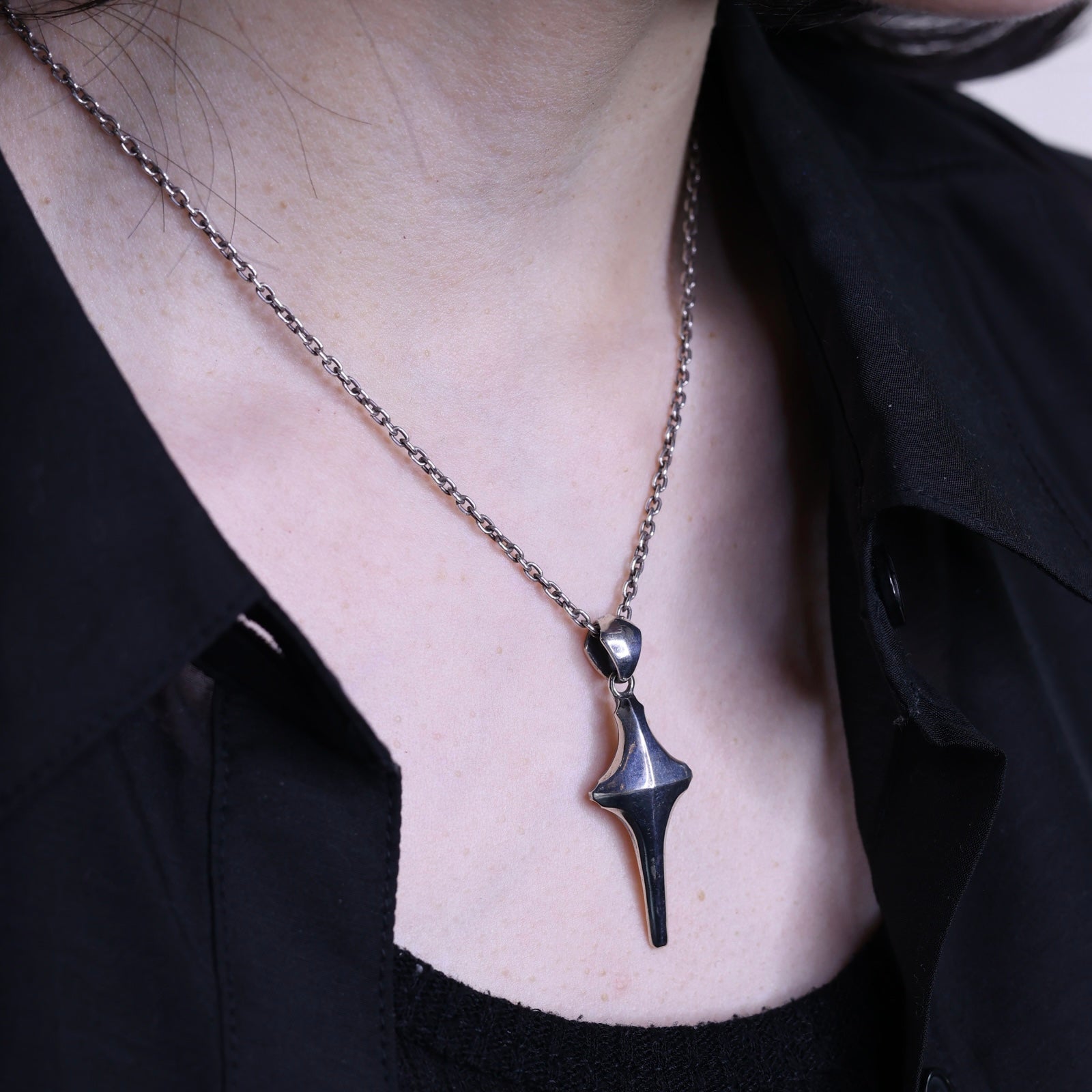 CROSSED EDGE PENDANT