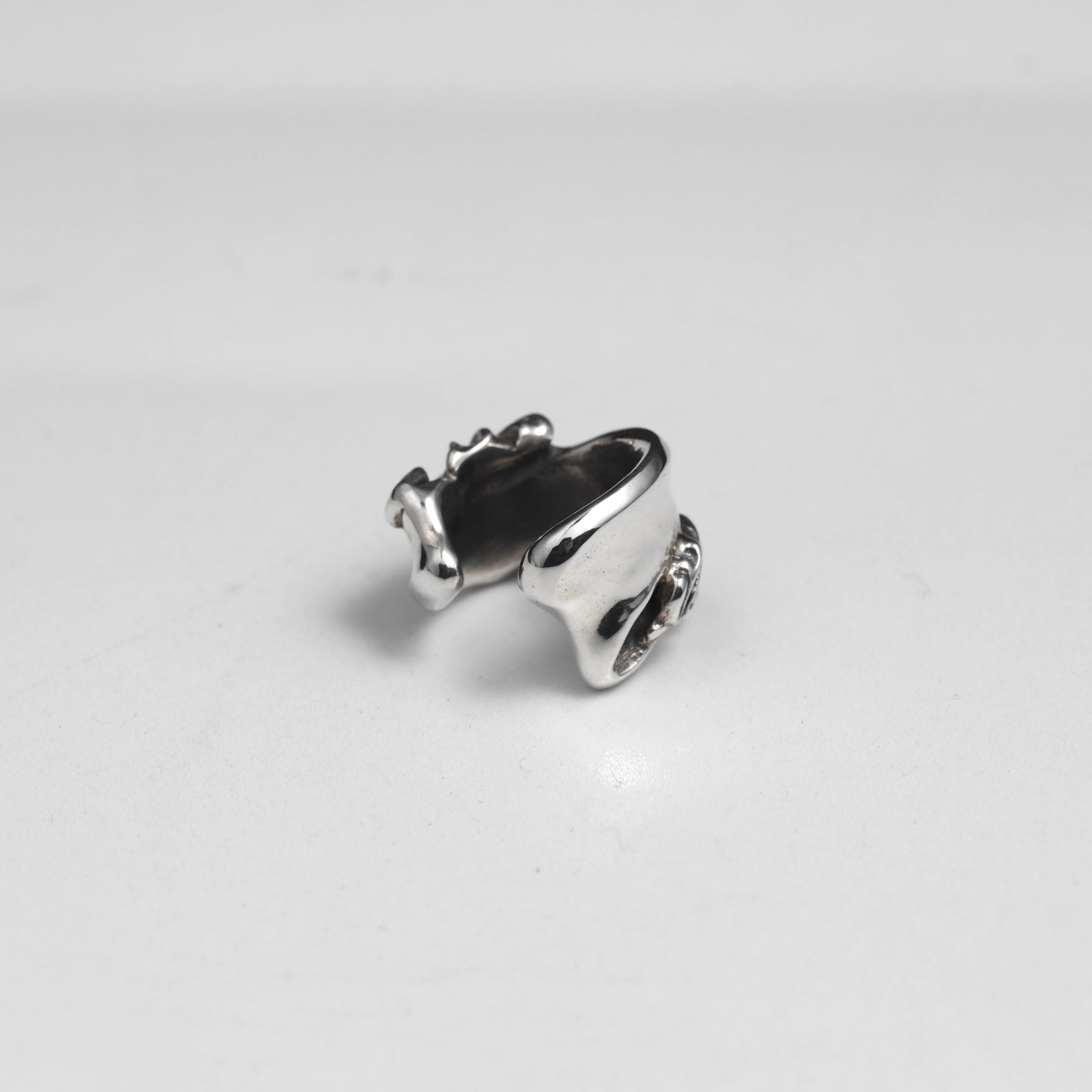 RIBBON & ARABESQUE EAR CUFF