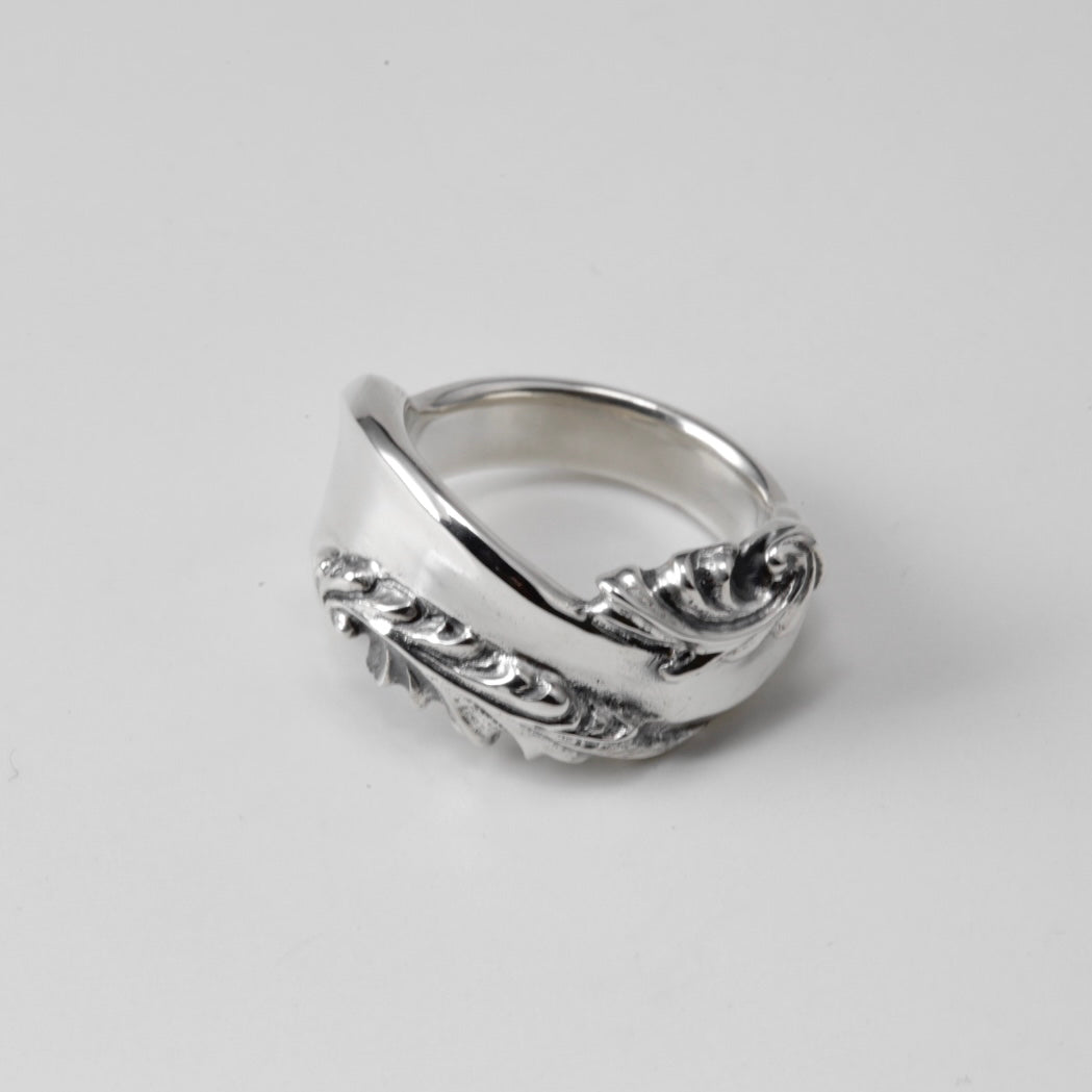 RIBBON & ARABESQUE RING