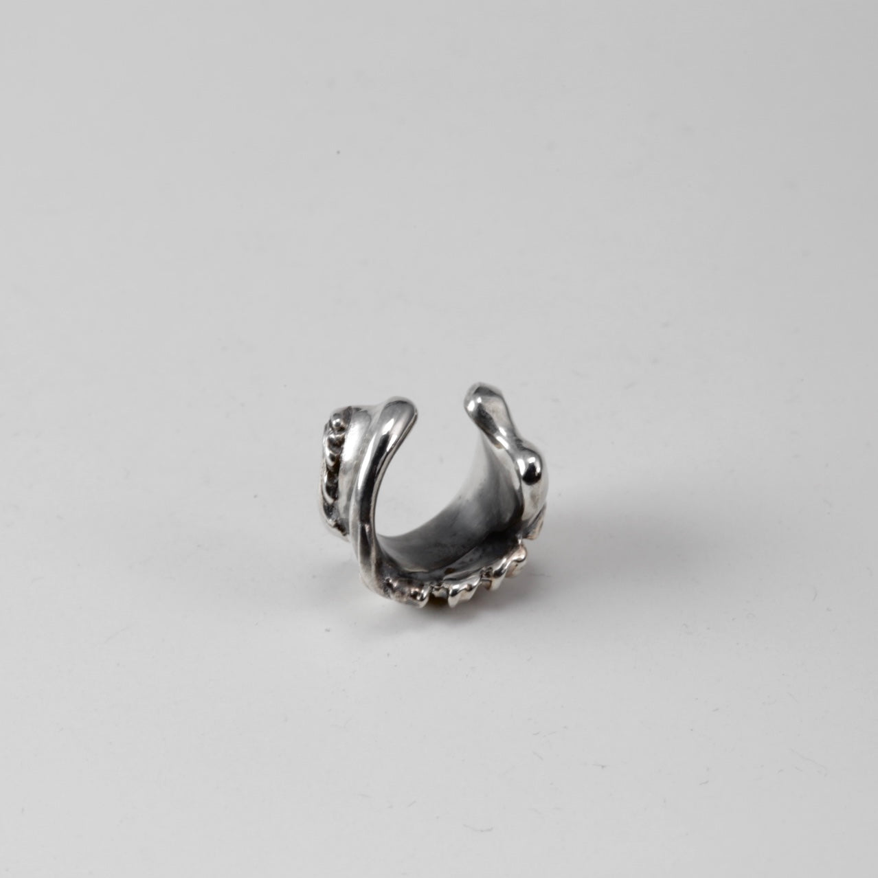 RIBBON & ARABESQUE EAR CUFF