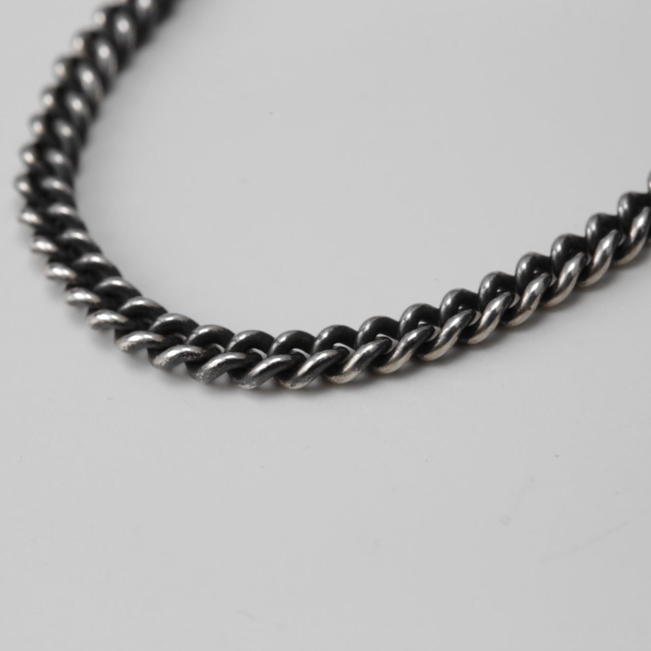 Curved chain Necklace