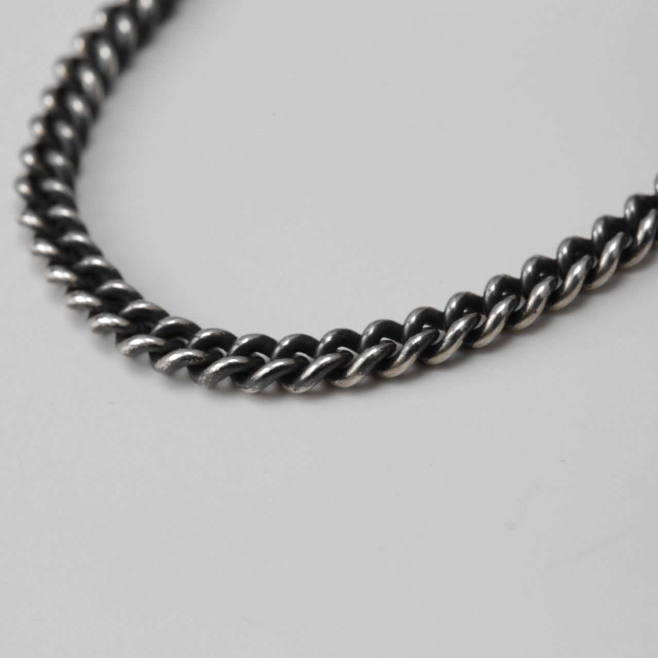 CURVED CHAIN NECKLACE