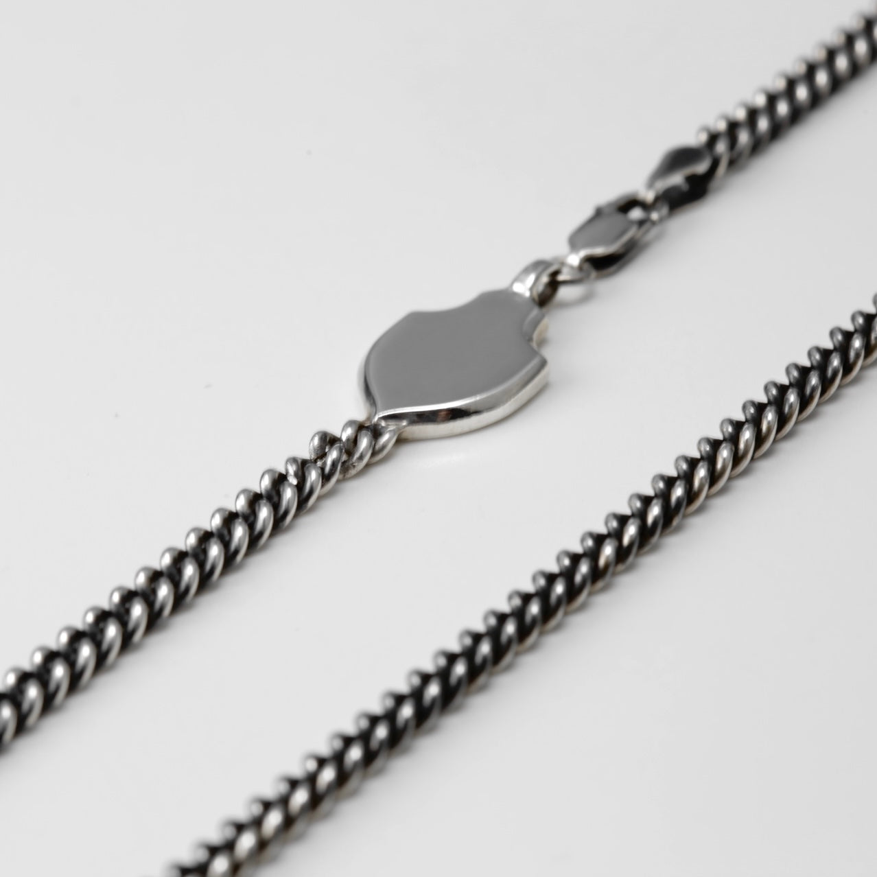 CURVED CHAIN NECKLACE