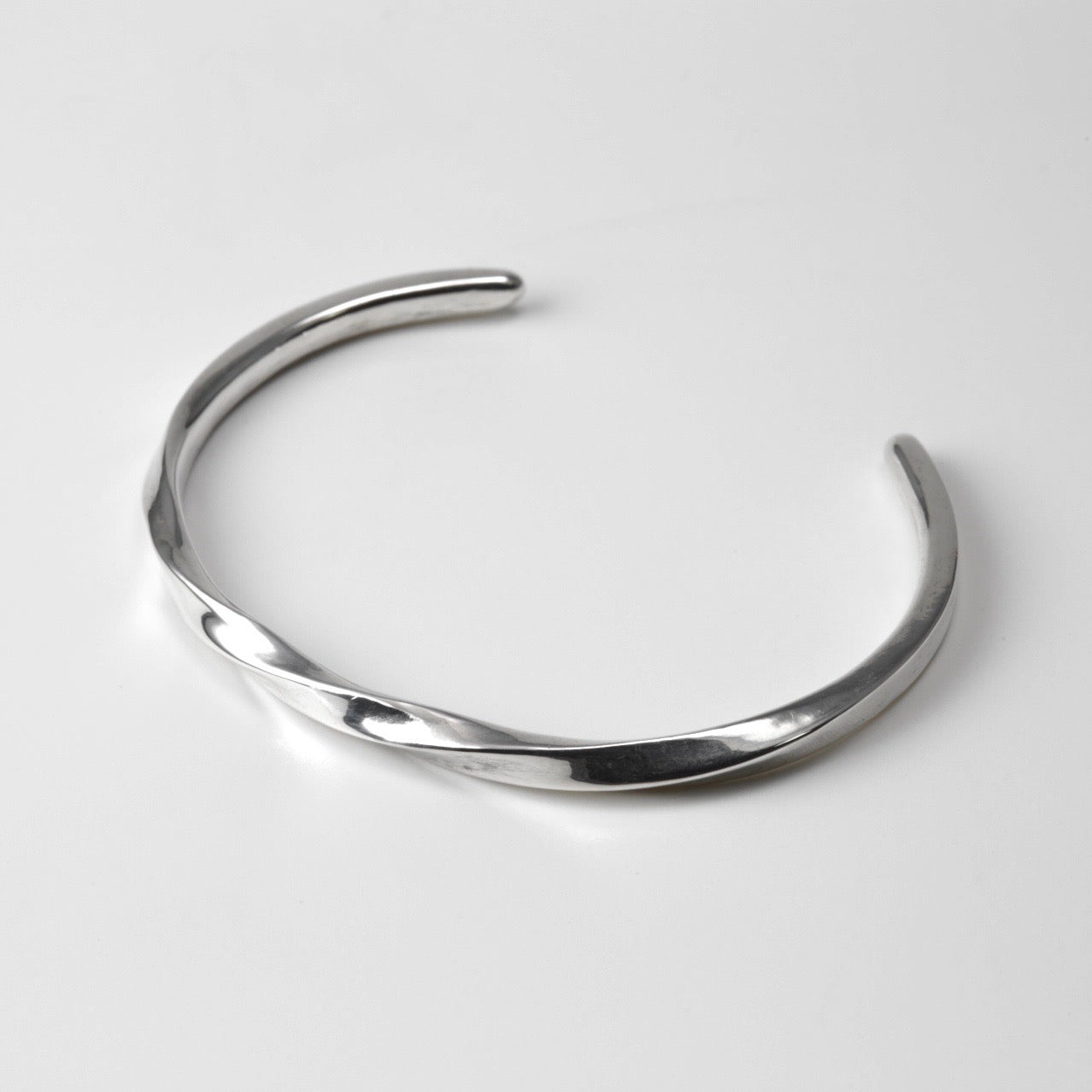 TWIST BANGLE
